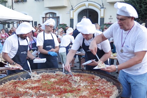 najväčšiu omeletu pripravili v Topoľčanoch